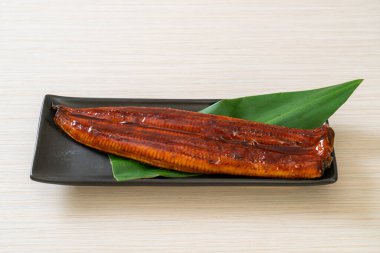 Izgara yılan balığı ya da soslu ızgara unagi (Kabayaki) - Japon yemeği..