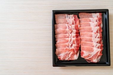 Dilimlenmiş taze domuz filetosu.