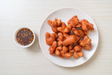 soslu kızarmış sosis.