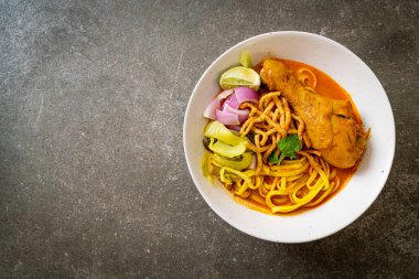 Kuzey Tayland erişteli körili tavuk çorbası (Kao Soi Kai) - Tayland yemeği tarzı