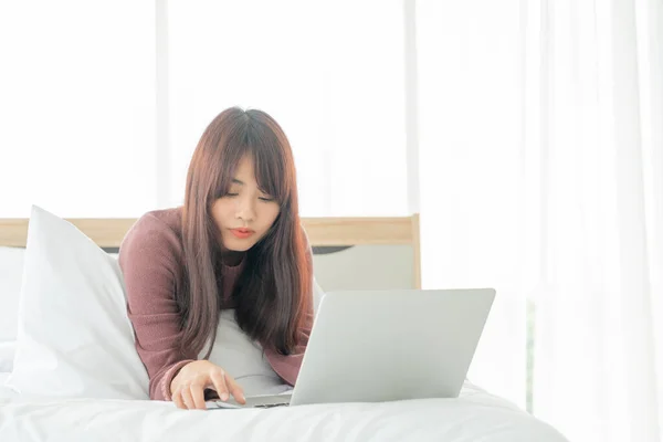 在家里用笔记本电脑工作的亚洲妇女 — 图库照片