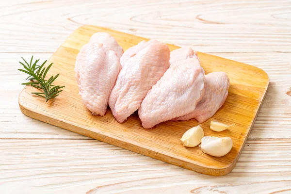 Tahtada Taze Çiğ Tavuk Kanatları Malzemeler — Stok fotoğraf