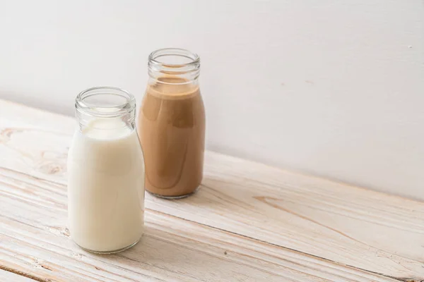 Kawa Świeże Mleko Butelce Tle Drewna — Zdjęcie stockowe