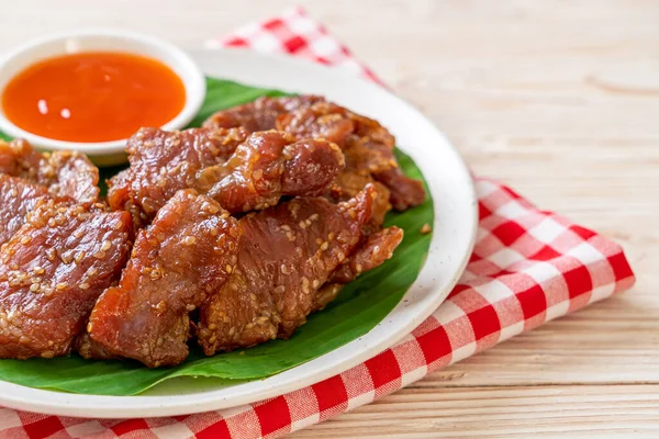 Sonnengetrocknetes Schweinefleisch Mit Sauce Auf Teller — Stockfoto