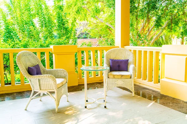 Leere Terrassenstühle Und Tischdekoration Auf Dem Balkon — Stockfoto