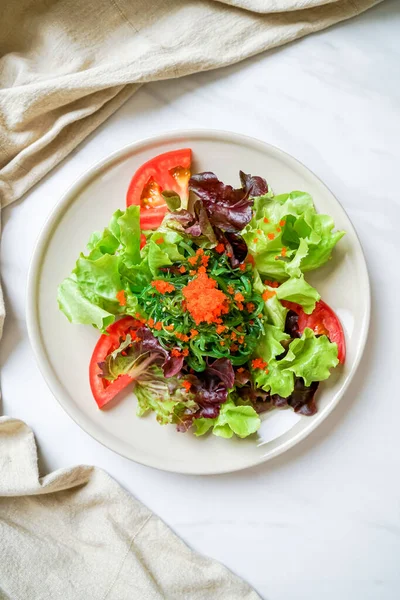 Salada Legumes Com Algas Japonesas Ovos Camarão Estilo Comida Saudável — Fotografia de Stock