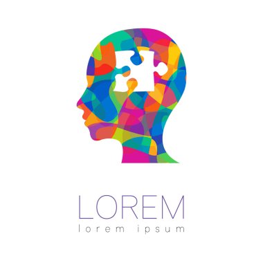 Modern vektör insan siluet bulmaca içinde kafayla. Beyaz arka plan üzerinde izole logo. Gökkuşağı parlak renkler. Sağlık sembol. Konsept tasarımı web, klinik, okul, eğitim için. Yaratıcı