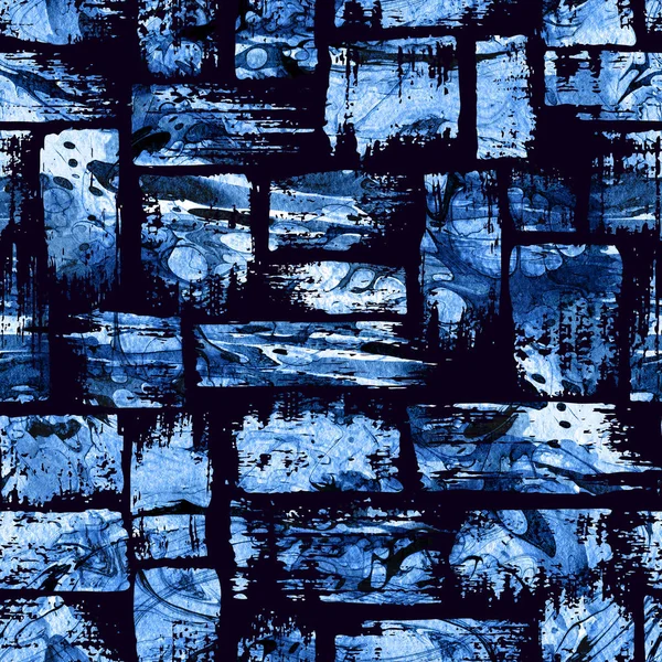 Akvarell varrat nélküli mintát csíkok kefe és agyvérzés. Kék szín a sötét háttér előtt. Kézzel festett textúra grange. Tinta geometriai elemek. Modern divat-stílus. Végtelen szövet nyomtatási. — Stock Fotó