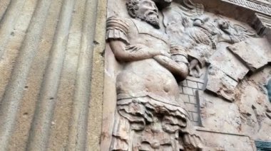 Closeup Stephen Kilisesi, Viyana, altın bir katedral kule çapraz bulutlu günde