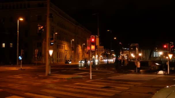 Trafiken av bilar går på natt i Wien, Österrike — Stockvideo