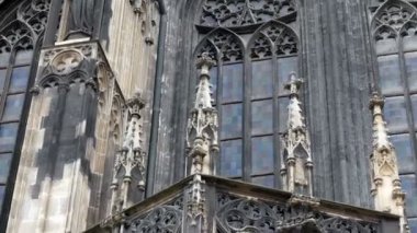 Closeup Stephen Kilisesi, Viyana, altın bir katedral kule çapraz bulutlu günde