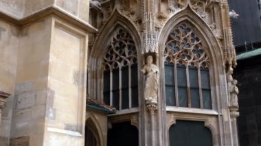 Closeup Stephen Kilisesi, Viyana, altın bir katedral kule çapraz bulutlu günde