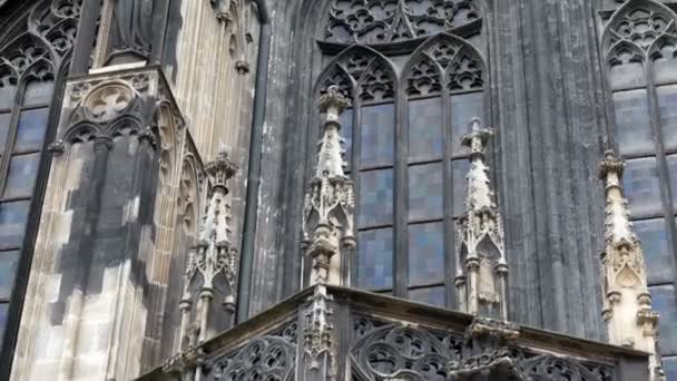 Närbild av Stephen kyrkan, domkyrkans torn i Wien, gyllene korset i molnig dag — Stockvideo