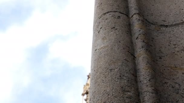 Closeup Stephen kostel, věž katedrály ve Vídni, zlatý kříž v zamračený den — Stock video