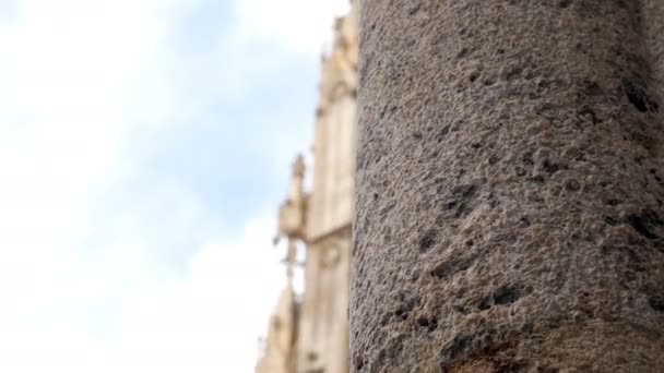 Primer plano de la iglesia de Esteban, torre de la catedral en Viena, cruz dorada en día nublado — Vídeos de Stock