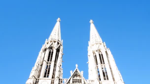 Close-up van Stephen kerk, kathedraal tower in Wenen, gouden kruis in bewolkte dag — Stockvideo