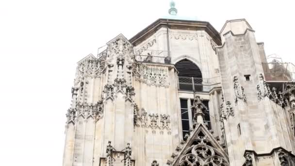 Nahaufnahme Stiefelkirche, Domturm in Wien, goldenes Kreuz bei bewölktem Tag — Stockvideo