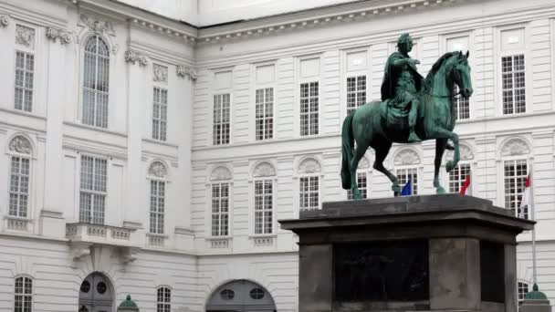 圣罗马皇帝约瑟夫 Ii 的马术雕像在 Josefsplatz 在维也纳的霍夫堡宫宫殿前面 — 图库视频影像