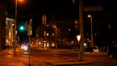 Otomobillerin trafik akşamı Viyana, Avusturya'da gider.