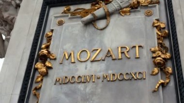 Mozart heykel Viyana, Avusturya. Wolfgang Amadeus Mozart kesinlikle Viyana ve Avusturya ile bağlı en iyi bilinen isimlerden biri. Mozart heykel Viyana şehir merkezinde. İmparatorluk Sarayı bahçelerine