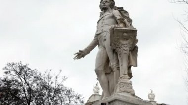Mozart heykel Viyana, Avusturya. Wolfgang Amadeus Mozart kesinlikle Viyana ve Avusturya ile bağlı en iyi bilinen isimlerden biri. Mozart heykel Viyana şehir merkezinde. İmparatorluk Sarayı bahçelerine