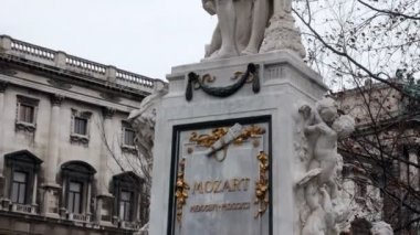 Mozart heykel Viyana, Avusturya. Wolfgang Amadeus Mozart kesinlikle Viyana ve Avusturya ile bağlı en iyi bilinen isimlerden biri. Mozart heykel Viyana şehir merkezinde. İmparatorluk Sarayı bahçelerine