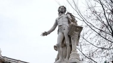 Mozart heykel Viyana, Avusturya. Wolfgang Amadeus Mozart kesinlikle Viyana ve Avusturya ile bağlı en iyi bilinen isimlerden biri. Mozart heykel Viyana şehir merkezinde. İmparatorluk Sarayı bahçelerine
