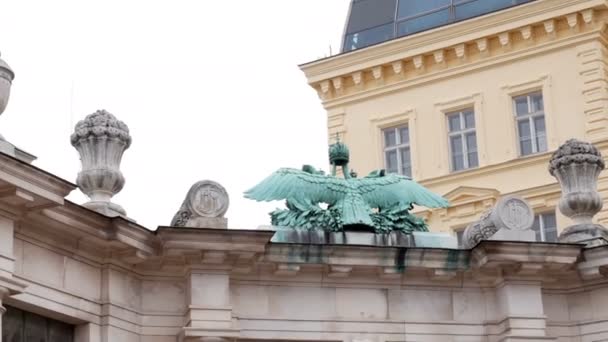 Detalhe da estátua da águia de bronze, Viena — Vídeo de Stock