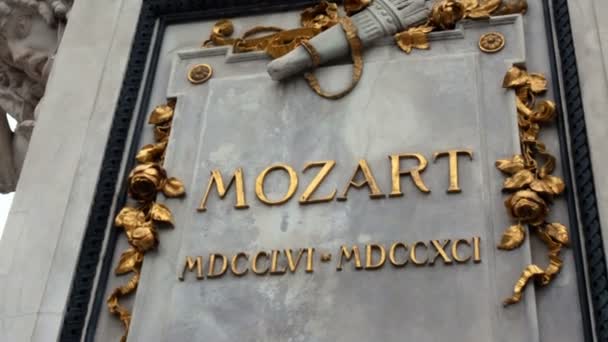 Mozart Statue in Vienna, Austria. Wolfgang Amadeus Mozart is definitely one of the best known names connected with Vienna and Austria. Mozarts statue in Vienna city center. Imperial Palace Gardens — Stock Video