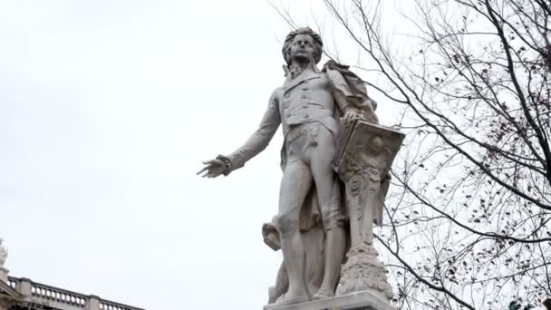 Estatua de Mozart en Viena, Austria. Wolfgang Amadeus Mozart es sin duda uno de los nombres más conocidos relacionados con Viena y Austria. Estatua de Mozart en el centro de Viena. Jardines del Palacio Imperial — Vídeos de Stock