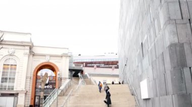 Viyana, Avusturya - 08 Ağustos 2015: 7.000 modern ve çağdaş sanat eserleri koleksiyonu vardır Viyana Museumsquartier bir müzede Mumok Moderner Kunst veya Müzesi Modern Sanat Müzesi var.