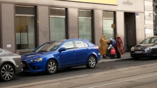 Children dressed as Three Wise Men go around Vienna, Austria — Stock Video