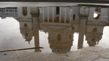 Kilise Borromeo'nun, Barok tarzı yansıma Karlsplatz yakınındaki bir su birikintisi içinde görüldü. Viyana, Avusturya