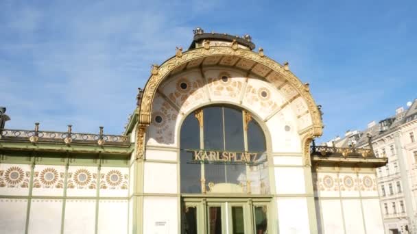 Станция Карлсплац Штадтбан, спроектированная дизайнером Отто Вагнером Югендстилем, Вена, Австрия — стоковое видео