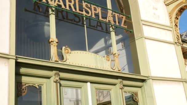 Közelről Karlsplatz stuttgarti pályaudvar tervezte a designer Otto Wagner Jugendstil időszak Bécs, Ausztria — Stock videók