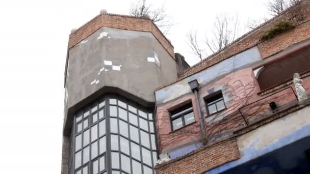 Dekorativa vägg av Hundertwasserhaus, Wien Österrike — Stockvideo