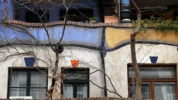 Dekorativa vägg av Hundertwasserhaus, Wien Österrike — Stockvideo