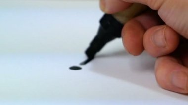 el bir iş düzeni marker ile beyaz kağıt üzerine çizer