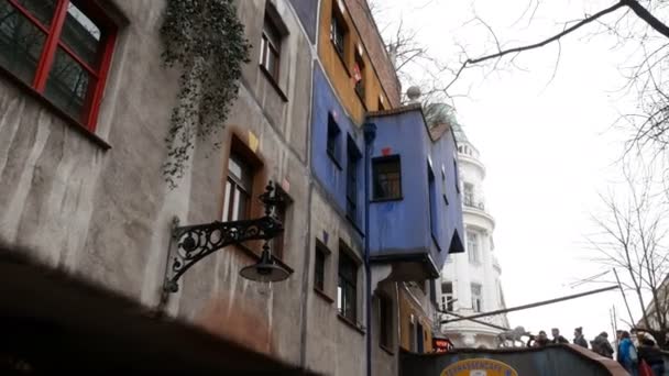 Decoratieve muur van Hundertwasser huis, Wenen Oostenrijk — Stockvideo