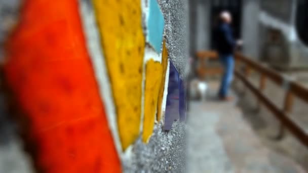 Dekorativa vägg av Hundertwasserhaus, Wien Österrike — Stockvideo
