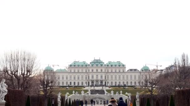 Tiro de rastreamento de inverno em Belvedere, Viena Áustria — Vídeo de Stock
