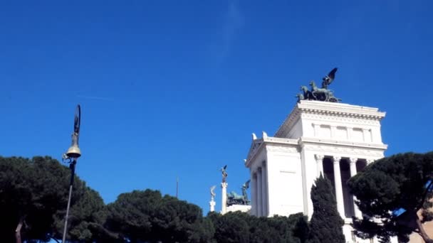 Követés lövés Vittorianos emlékmű mögül, Piazza Venezia, Rome — Stock videók