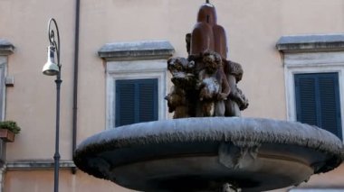 Piazza Venezia yakınındaki çeşme Vittoriano'ya anıt, Roma arkasında