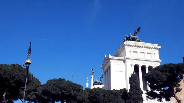 Tracking shot på Vittoriano's monument bakifrån, Piazza Venezia, Rom — Stockfoto