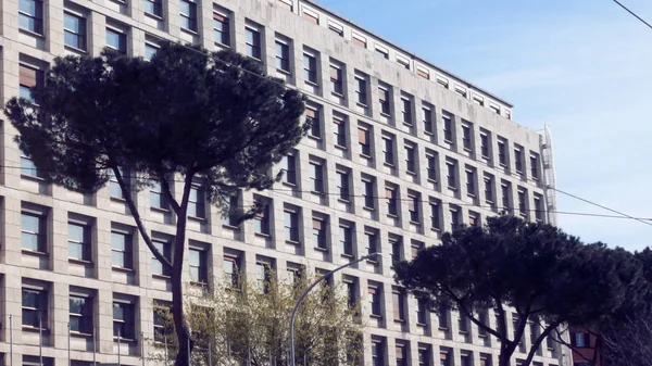 Rastreo de disparos en la fachada del Fao, Roma — Foto de Stock