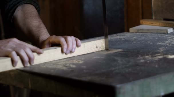 Detalhe carpinteiro corta um pedaço de madeira com uma serra de fita — Vídeo de Stock