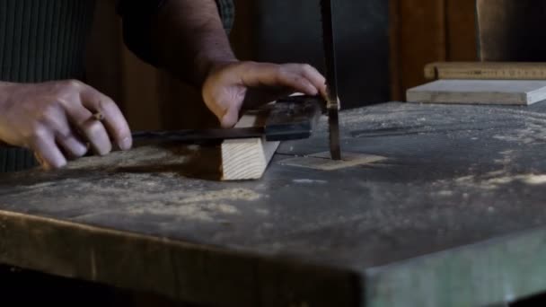 Carpenter měří a označí čáru řezu pomocí pravítka tesaři — Stock video