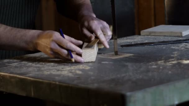Medidas de carpintería y marcas de línea de corte utilizando una regla de carpintería — Vídeos de Stock