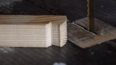 ahşap bir parça şerit testere kullanımı ile marangoz yakından keser