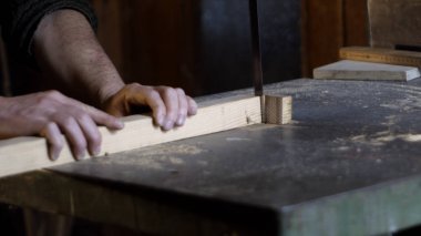 marangoz ayrıntı şerit testere ile ahşap bir parça keser